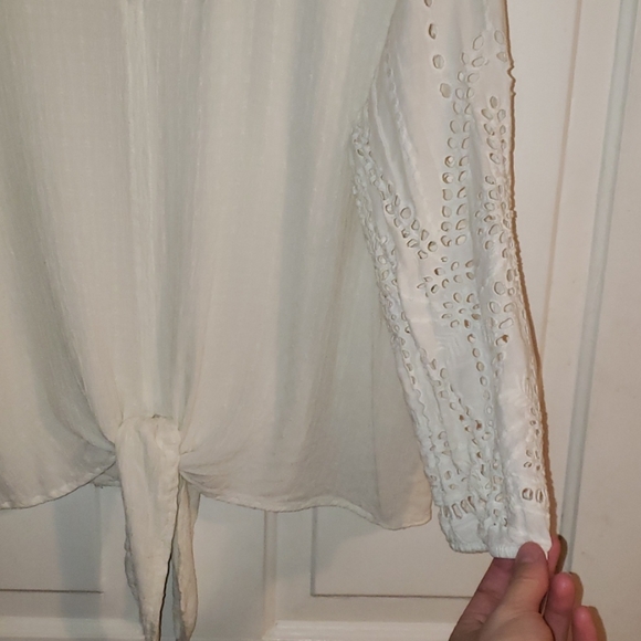 LUQ White Eyelet Lace Sleeve Tie Front Blo… - Picture 6 of 8
